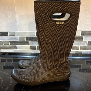 Bogs Women's Herringbone Patterned Winter Boots waterproof size 9. EUC